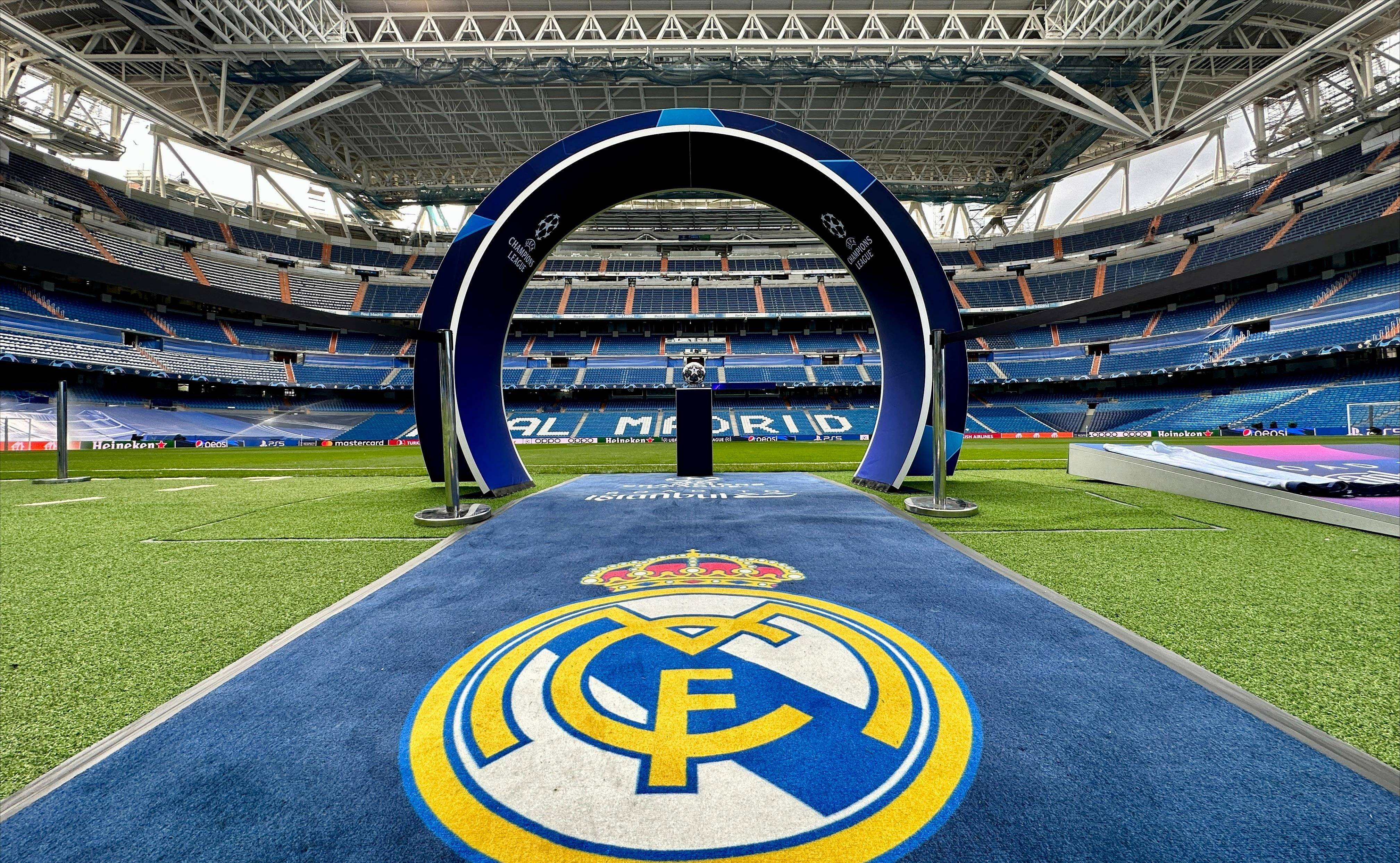 欧文突破防守助攻制胜（欧文强突妙传送出制胜助攻）