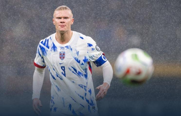 穆斯卡特获赠定制竹刻画像，印有本人形象和冠军奖杯（穆斯卡特获赠定制竹刻肖像，镌刻本人形象与冠军奖杯）